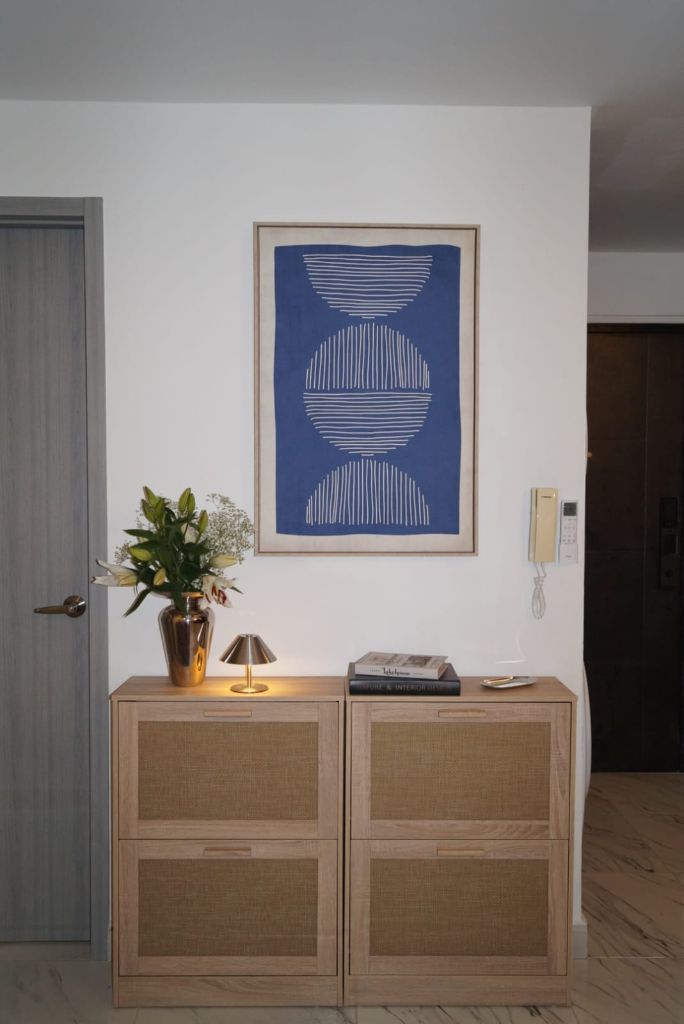 Apartamento 1203 — entrada con cuadro