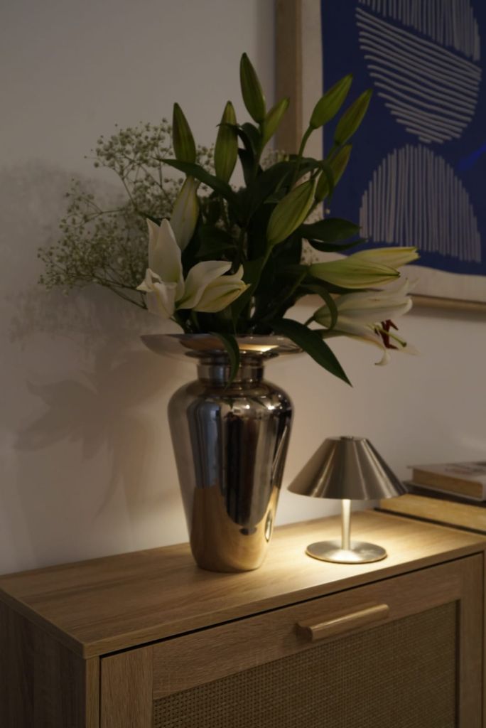 Apartamento 1203 — jarrón con flores